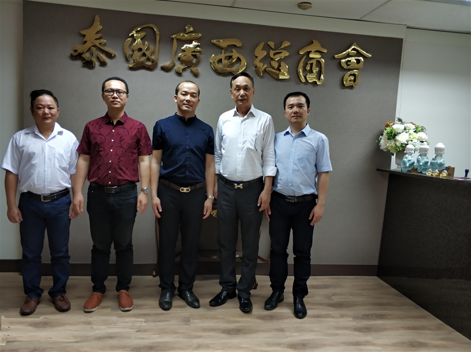 從左往右依次為國際部合伙人林健偉先生（左一），國際部總監(jiān)吳琪先生（左二），執(zhí)行董事粟宥朝先生（左三），商會主席李宇明（右二），國際部合伙人黃文超先生（右一）