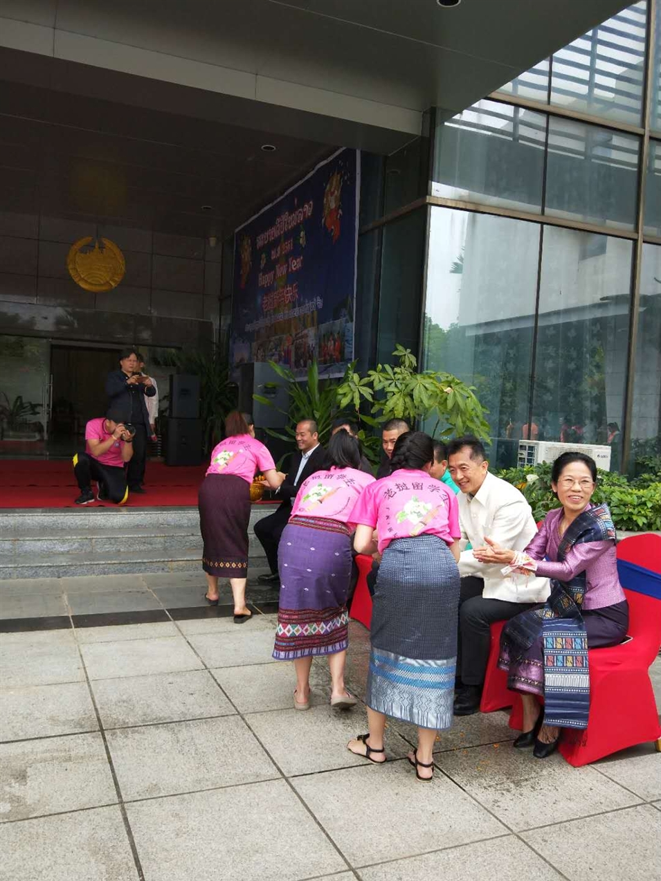 老撾駐廣西留學生代表將浸有花瓣的香水灑客人的手上，表示對嘉賓的美好祝福（圖二）