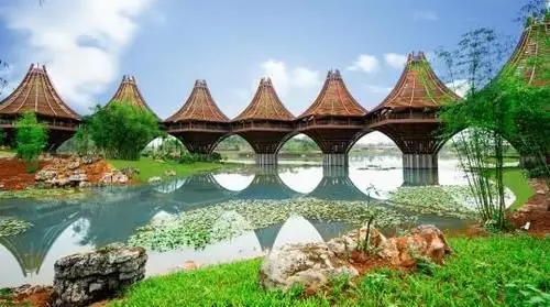 圖為中國-東盟友誼館。該建筑以廣西的風雨橋為原型，寓意“手拉手，心連心”。表達中國與東盟十國睦鄰友好、合作共贏之意。
