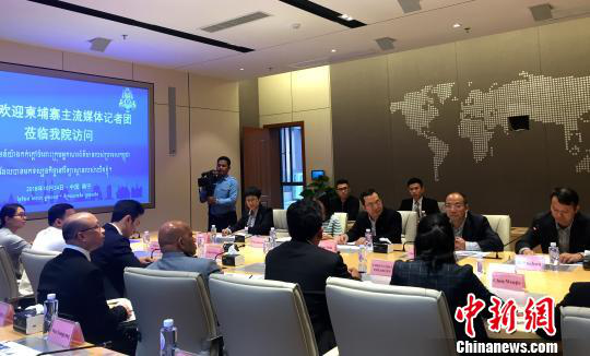 柬埔寨主流媒體采訪團(tuán)在廣西大學(xué)與師生交流。