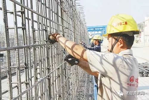 在中老鐵路萬象制梁場，中老兩國技術(shù)人員正在進(jìn)行橋梁預(yù)制。本報記者 孫廣勇攝