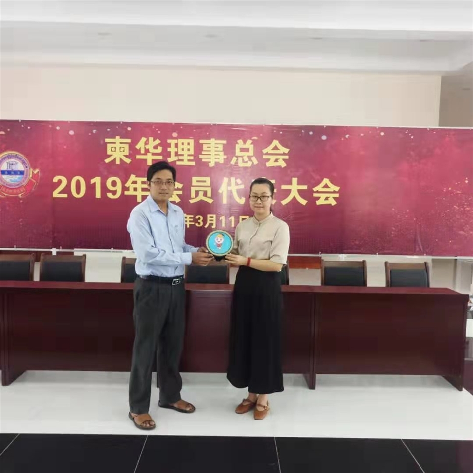與柬華理事總會鐘耀輝秘書長合影，并交換了紀念品